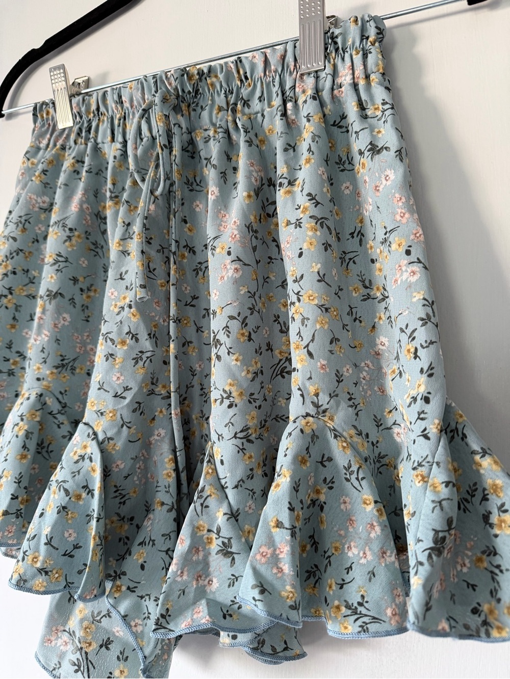 Bayou floral ruffle shorts. Size small. NWT. - Picture 4 of 4